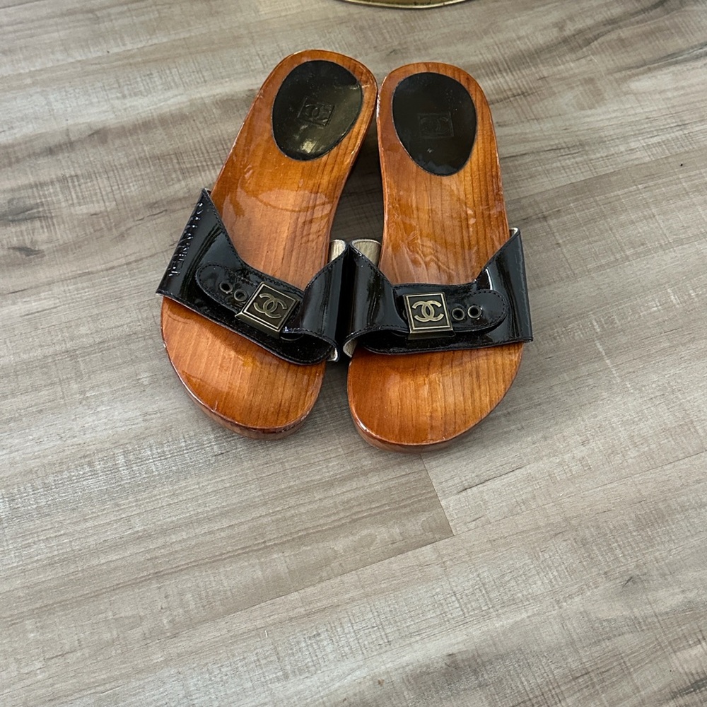 CHANEL dark brown slip-on wooden patent leather clog sandals retro style size 36